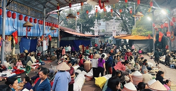 Náo nhiệt chợ phiên nón lá làng Chuông